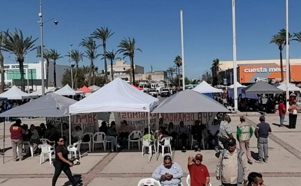 Este miércoles los manifestantes se concentraron frente a las oficinas del gobernador, Víctor Castro Cosío (12/03/2025). Foto: Especial