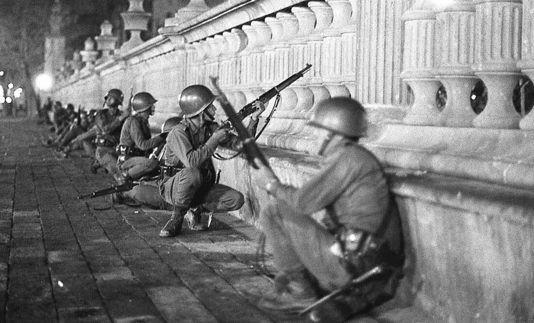 Police officers and soldiers massacred hundreds of students - Photo: File Photo/AP