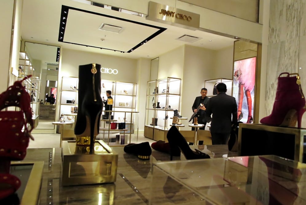 Se estima que en el 2024, los trabajadores que laboran en tiendas que comercian ropa y calzado, incluidas las tiendas de autoservicio y departamentales, aún no ganan lo suficiente. Foto: Luis Cortés / EL UNIVERSAL