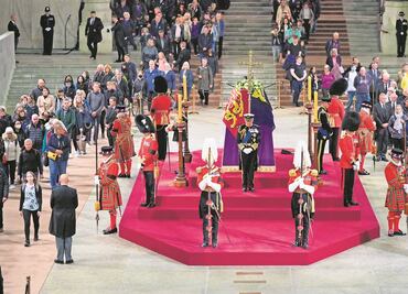 El rey y sus hermanos velan ataúd de Isabel II
