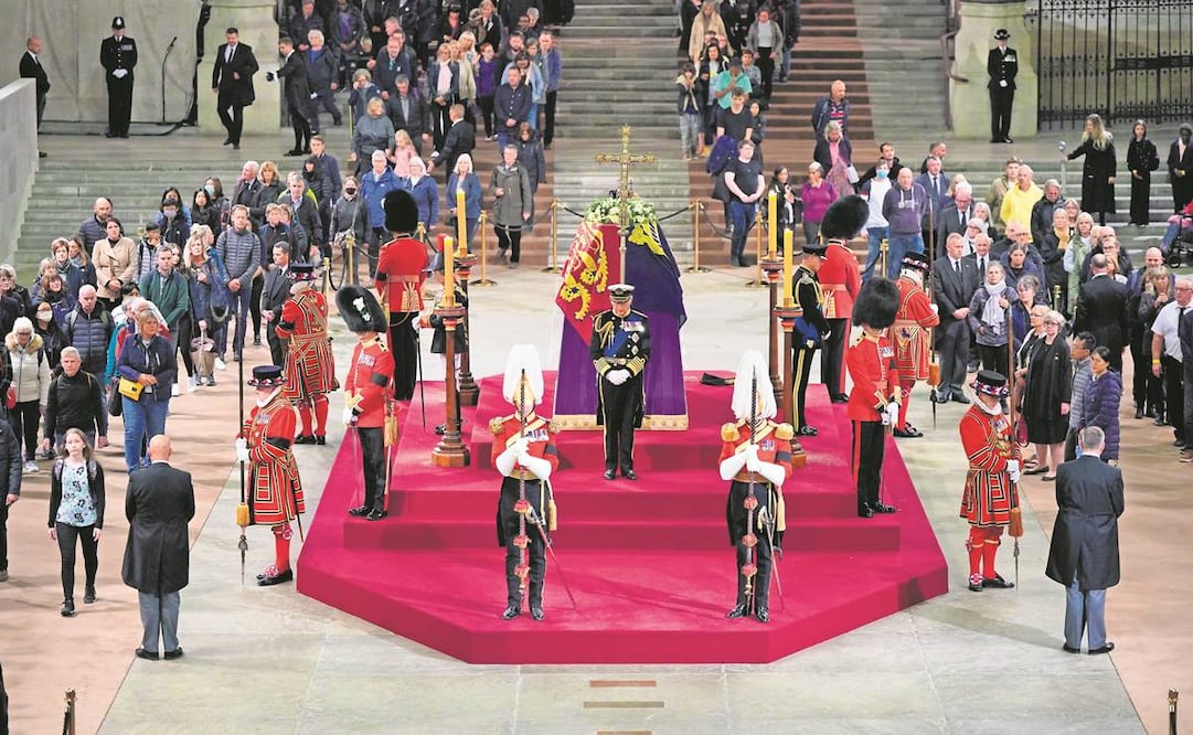 El rey Carlos III de Reino Unido, la princesa Ana, el príncipe Andrés y el príncipe Eduardo realizaron una vigilia junto al ataúd de la reina Isabel II. Foto: Yui Mok. AP 