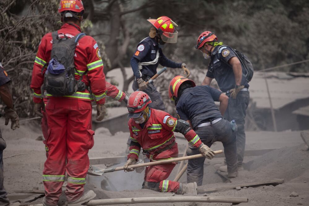 Los equipos de rescate buscan desaparecidos este martes tras la potente erupción del volcán de Fuego en Guatemala (Foto: AFP)