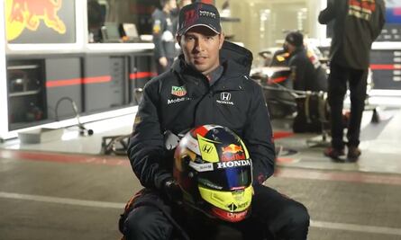 Con bandera de México, Checo Pérez presume casco que utilizará con Red Bull