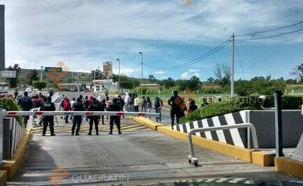 Normalistas toman caseta de cobro en Michoacán