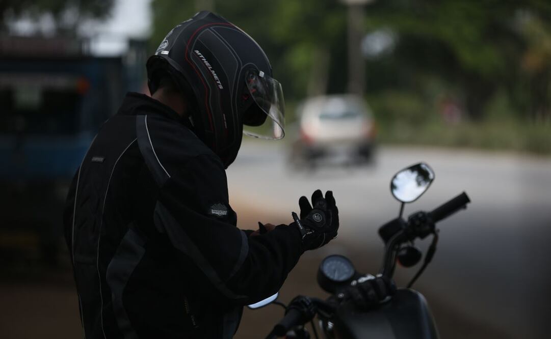 Como parte de las nuevas medidas, los motociclistas deberán usar un casco específicamente diseñado para viajar en este tipo de unidades. Foto: Germán Espinosa