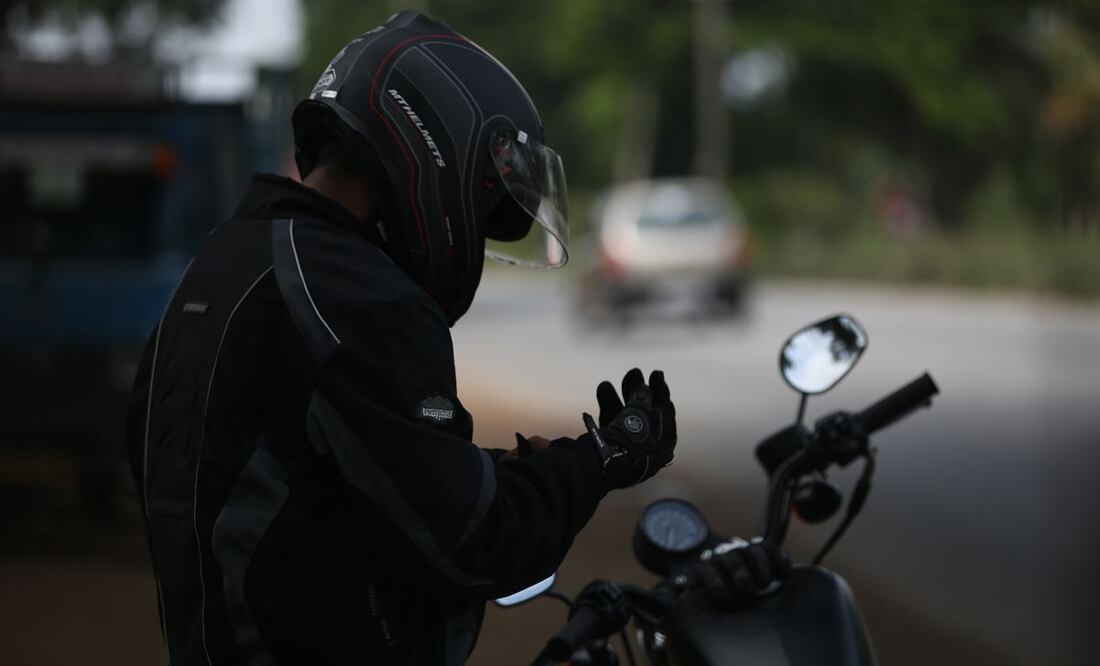 Como parte de las nuevas medidas, los motociclistas deberán usar un casco específicamente diseñado para viajar en este tipo de unidades. Foto: Germán Espinosa