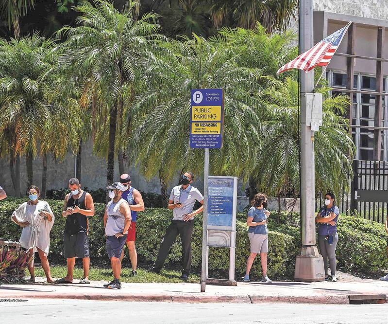 Ciudadanos esperaban ayer su test en un sitio de prueba de coronavirus sin cita previa y servicio al carro, en Miami Beach, Florida. CHANDAN KHANNA. AFP