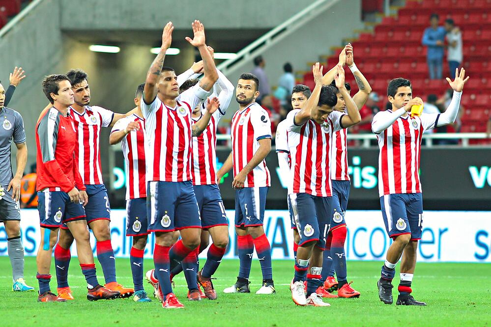 Imago7. Jugadores de Chivas saludan a la afición durante el partido de la jornada 16 del torneo Apertura 2017