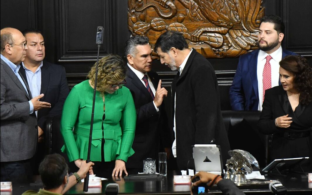 Lo senadores Gerardo Fernández Noroña y Alejandro Moreno Cárdenas cerraron la que sería la última sesión de la Comisión Permanente enfrentándose con forcejeos, golpes y empujones. Foto: Cuartoscuro.com