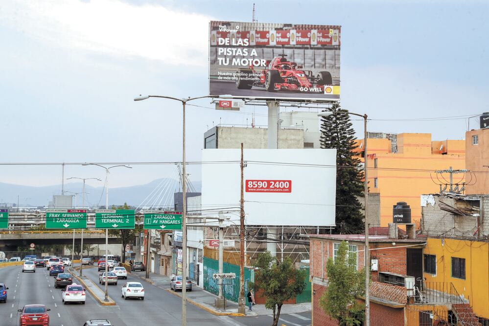 Siete compañías y la Asociación de Publicistas en Exterior A.C. (Apex), que aglutinan 66% de los 4 mil 160 anuncios del padrón oficial de anuncios en la capital, entregaron a Seduvi su programa para bajar los anuncios en azoteas. DIEGO SIMÓN SÁNCHEZ