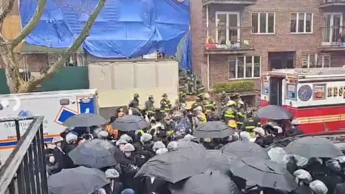 El trabajador quedó atrapado luego del colapso, ocurrido el viernes por la tarde en el edificio ubicado en 1266 50th St. en Borough Park. Foto: tomada de video