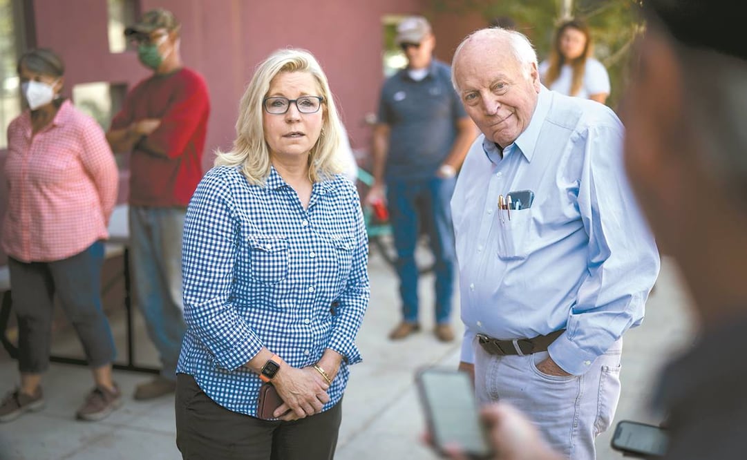 La congresista Liz Cheney, ayer con su padre, el exvicepresidente Dick Cheney. Foto: AP.
