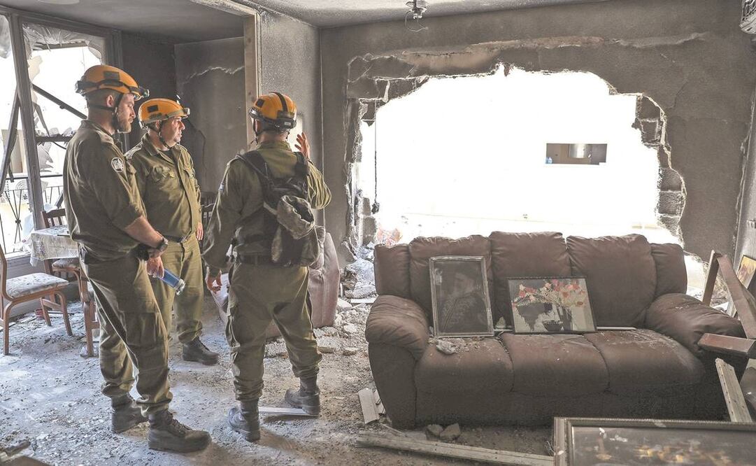 Soldados israelíes, en un edificio donde cayeron cohetes lanzados desde Gaza, en la ciudad de Petah Tikva. Foto: Abir Sultan / EFE.