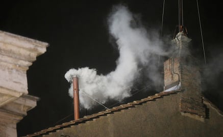 Cónclave en el Vaticano; así se crea el humo negro y blanco que se usa para la elección de un nuevo Papa