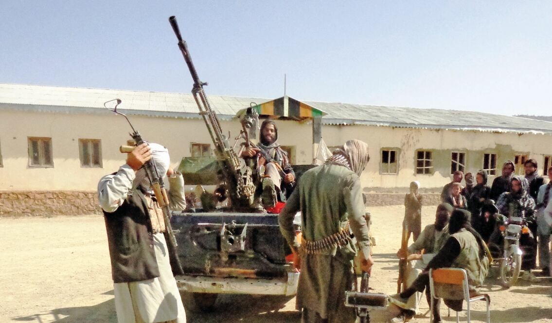 Militantes del talibán se reúnen en una villa en el distrito de Sayed Karam de la provincia de Paktiya, en el este de Afganistán. Los insurgentes han lanzado en los últimos meses una intensa ofensiva (XINHUA)