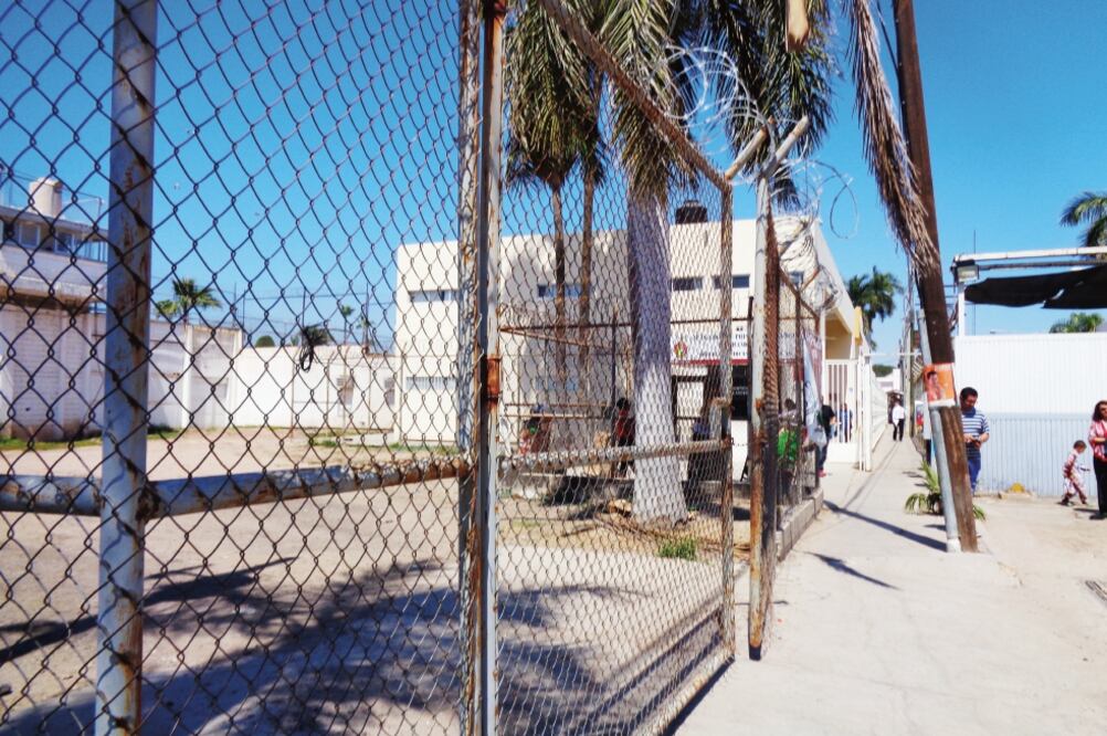 En el penal de Culiacán de los 300 custodios que se tienen, sólo 70 cuentan con la validez de los exámenes de control de confianza, lo que dificulta contar con personal calificado, mejor pagado y validado (JAVIER CABRERA. EL UNIVERSAL)