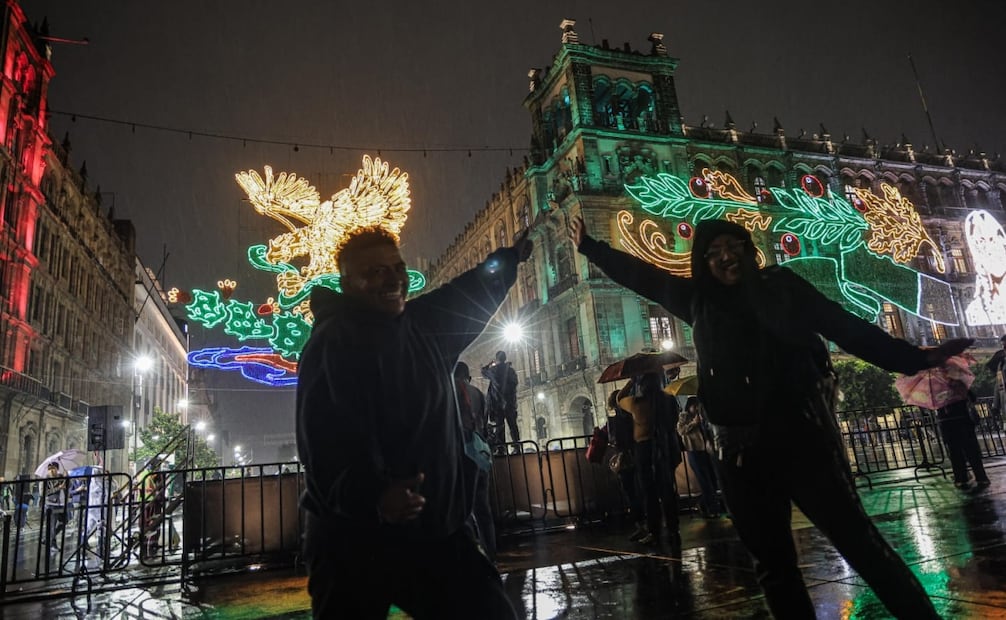 Encendido de luces conmemorativas del 216 aniversario de la independencia de México en el zócalo capitalino FOTOS Gabriel Pano El Universal