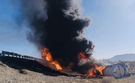 Conductor muere calcinado tras volcar su tractocamión cargado de gasolina en Sonora; bomberos combaten siniestro