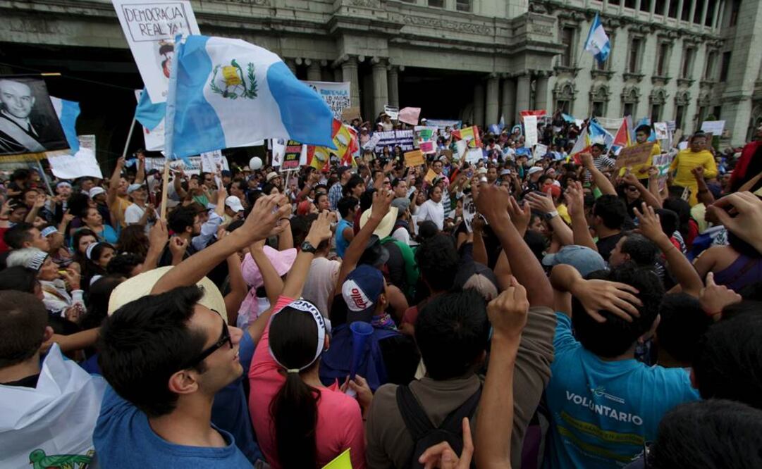 Manifestantes demandaron el sábado la renuncia del presidente Otto Pérez Molina, cuya inmunidad está en vilo. (Foto: Reuters)