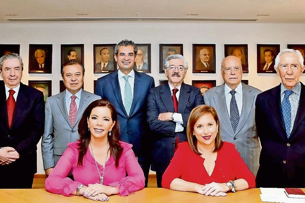 El presidente del PRI, Enrique Ochoa (tercero de izq. a der.), se reunió con ex presidentes del partido: Humberto Roque, César Camacho, Adolfo Lugo, Jorge de la Vega e Ignacio Pichardo. Acudieron Carolina Monroy y Cristina Díaz (ESPECIAL)