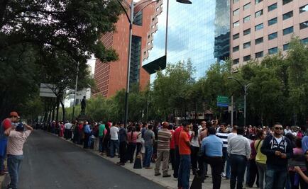 Maestros realizan valla humana en Reforma