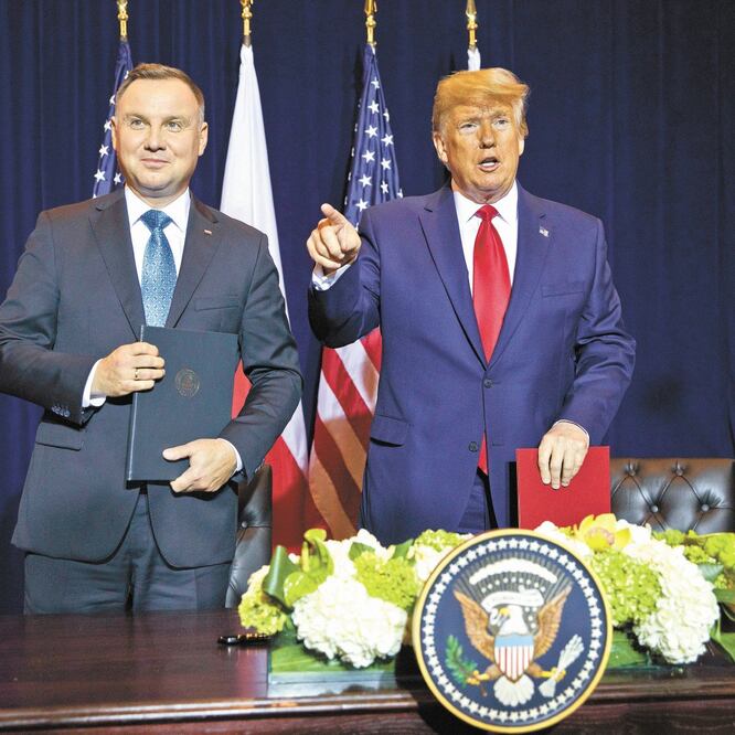 El presidente estadounidense, Donald Trump, y su par polaco, Andrzej Duda, tras sostener una reunión ayer en Nueva York. EVAN VUCCI. AP