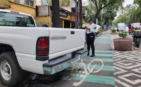 Policías de Tránsito realizan operativo de ordenamiento de vía pública en Calzada de Tlalpan; toman 13 placas y llevan 14 motocicletas al corralón