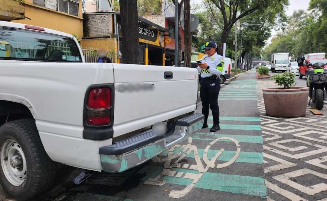 Policías de tránsito de la SSC realizaron un operativo para recuperar y ordenar la ciclovía en la calzada De Tlalpan. | Foto: Especial.