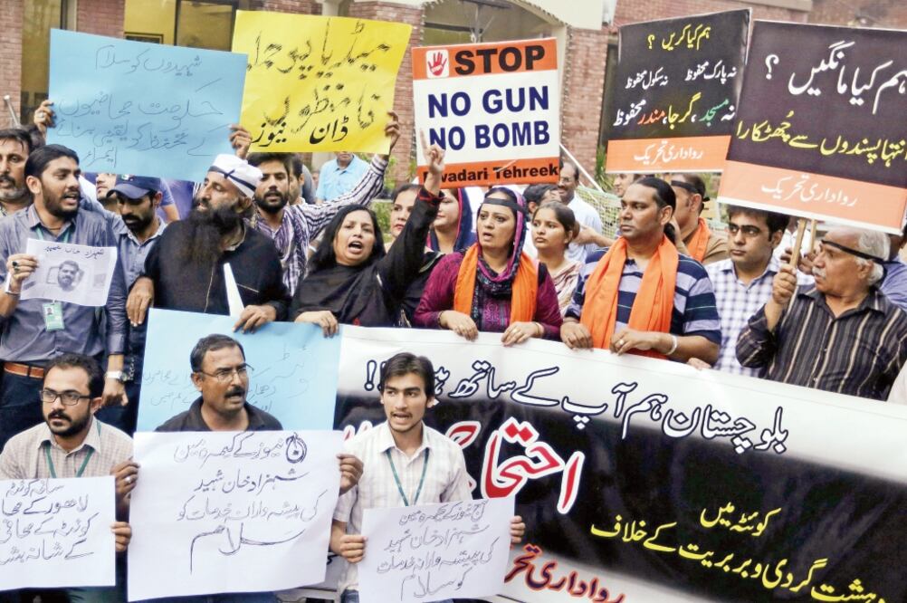 Paquistaníes participaron ayer en una vigilia en Lahore, en contra del terrorismo y por las víctimas del ataque suicida contra un hospital de Quetta, que dejó más de 200 heridos (SHAHZAIB AKBER. EFE)