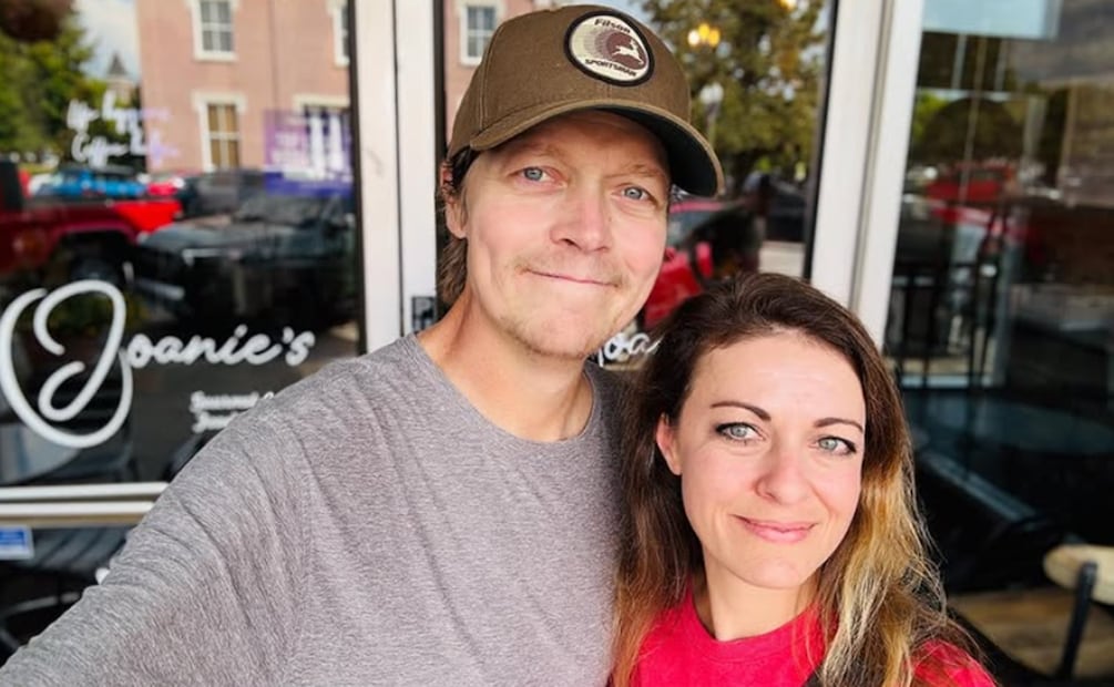 Brad Arnold y su esposa Jen Arnold en septiembre de 2025. "Gracias por ser mi mejor amiga, bebé. ¡Brindo por muchos más! Te quiero", escribió el cantante fallecido a los 47 años.