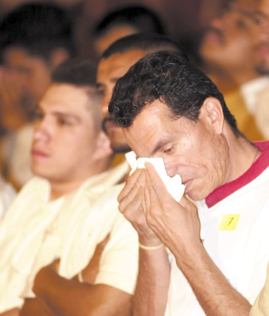 Un reo llora tras recibir su libertad anticipada el 15 de septiembre del 2001, en el DF, como parte de los festejos patrios. Foto: Archivo EL UNIVERSAL.