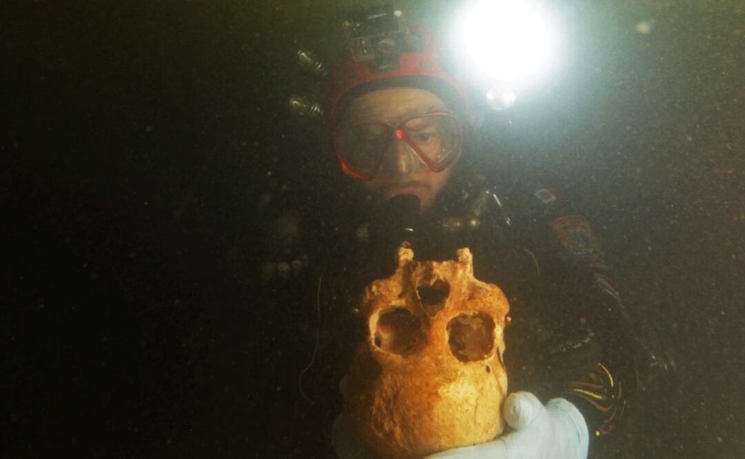 The woman's remains were recovered by Mexican divers Vicente Fito and Iván Hernández - Photo: Eugenio Acevez