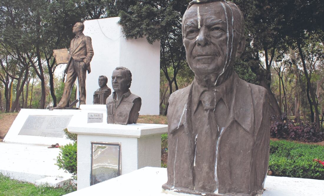 En el Parque de los Periodistas, en algunos bustos sólo quedan las placas, otros están manchados de blanco o tienen piezas rotas. Foto: de Darío Luna