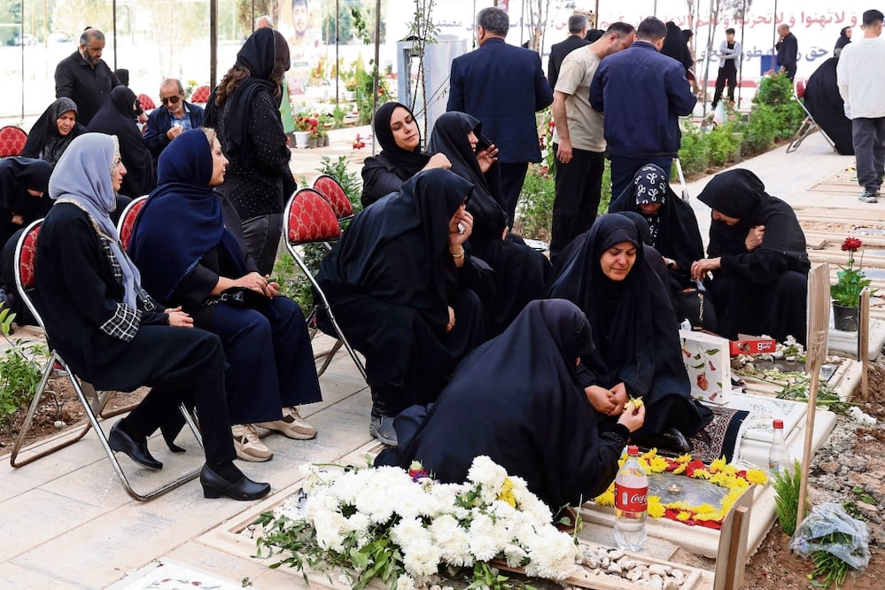 Iraníes en el cementerio Behesht Zahra, en el sur de Teherán. Foto: AFP