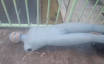 Cuelgan maniquí y manta con mensaje intimidatorio en puente de Iztapalapa