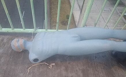 Cuelgan maniquí y manta con mensaje intimidatorio en puente de Iztapalapa