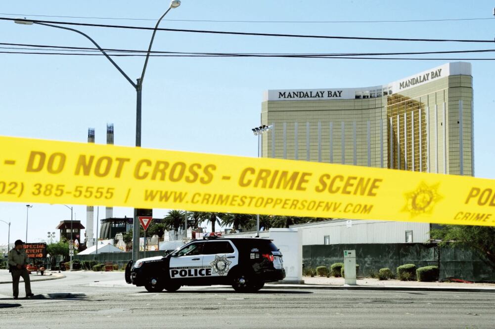 El área del hotel Mandalay fue cerrada por la policía mientras se realiza la investigación sobre la masacre en la ciudad de Las Vegas. (MARK RALSTON. AFP)