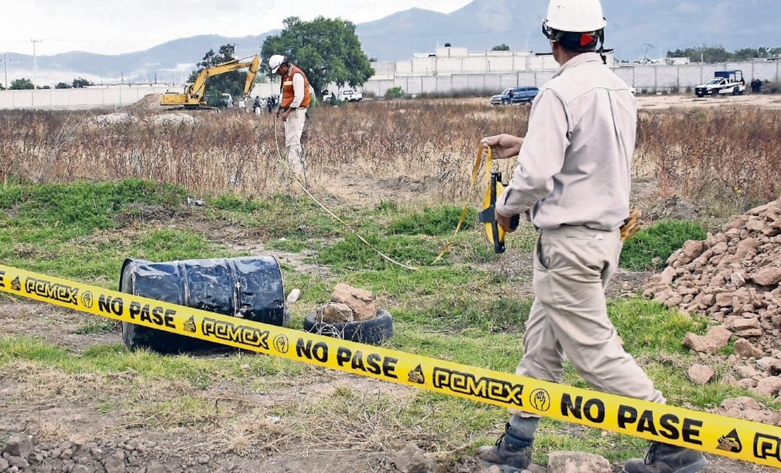 Cifras de Pemex muestran que el registro de tomas clandestinas se ha incrementado considerablemente en los últimos cinco años. Destacan que la ordeña de combustible no sólo involucra a empleados. (LUIS SORIANO. NOTIMEX)
