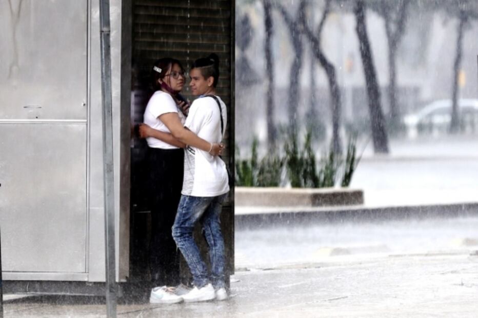Manifestaciones, playas abarrotadas y besos en semáforo rojo y naranja, entre las fotos de la semana