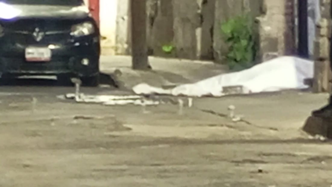 Dos sujetos dispararon de manera directa sobre las víctimas, quienes esperaban la entrega de su auto en un estacionamiento público. (Foto: especial)