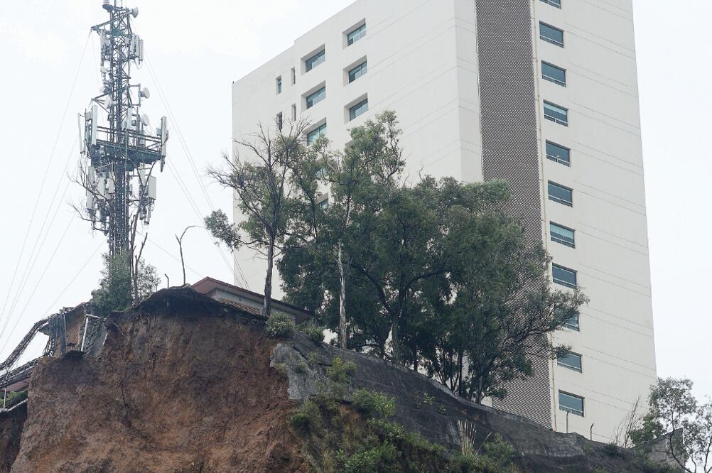 Descargas de drenaje y el peso de la antena provocaron deslave en Santa Fe, según la delegación Cuajimalpa (Especial)