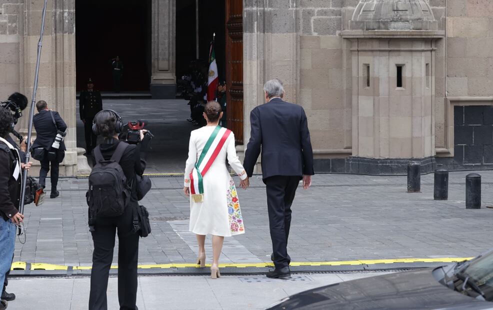 La presidenta Claudia Sheinbaum Pardo, acompañada por su esposo, Jesús María Tarriba, entran por primera vez a Palacio Nacional desde donde gobernará los próximos seis años. Foto: Fernanda Rojas/EL UNIVERSAL