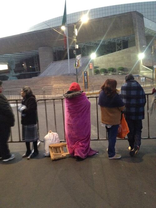 Envuelta en una cobija rosa con chamarra y suéteres afirma que el frío ha sido muy intenso pero considera que el esfuerzo y el sacrificio valen la pena para ver por primera vez al obispo de Roma (JUAN OMAR FIERRO)