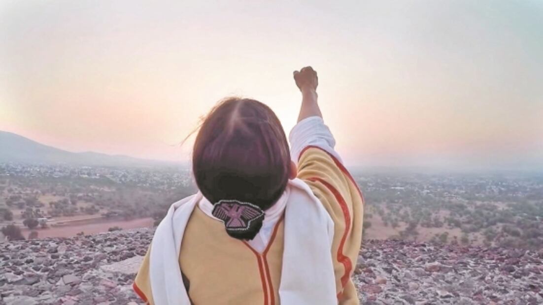 En la cima de la Pirámide del Sol, la senadora Jesusa Rodríguez hace propaganda política