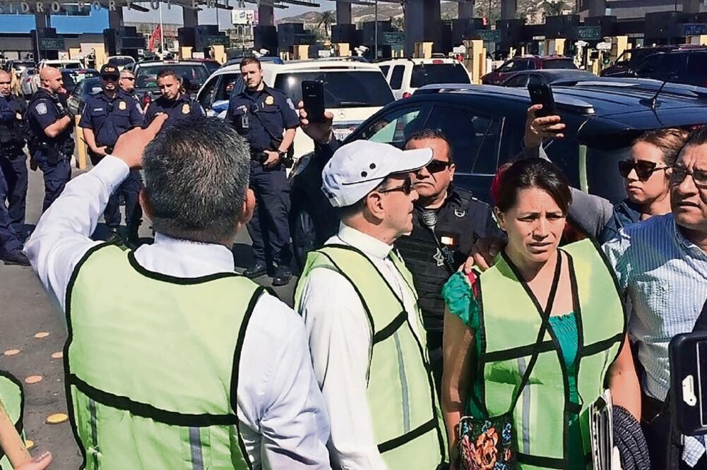 El padre Alejandro Solalinde encabezó un mitin que cerró por unos minutos la garita de San Ysidro; la protesta movilizó a agentes fronterizos (LAURA SÁNCHEZ. EL UNIVERSAL)