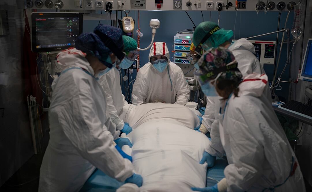 Imagen de archivo de un paciente con Covid-19 que es atendido por personal médico. Foto: AP /Felipe Dana, archivo