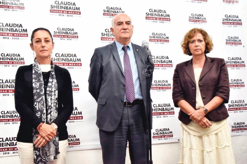 La próxima mandataria de la capital, Claudia Sheinbaum (izq.), se reunió ayer en su casa de transición con el rector de la Universidad Autónoma Metropolitana (UAM), Eduardo Peñalosa Castro (centro) . (CORTESÍA)