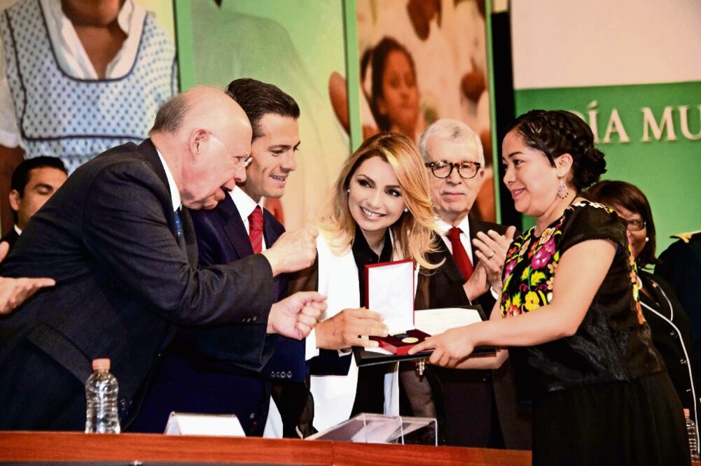 El presidente Enrique Peña Nieto encabezó ayer la ceremonia oficial por el Día Mundial de la Salud celebrada en el Centro Médico Siglo XXI, donde fue acompañado por el secretario de Salud, José Narro, y la primera dama Angélica Rivera (PRESIDENCIA)