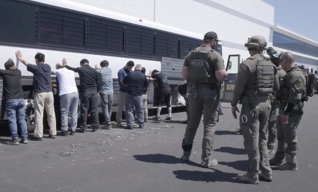 Esta imagen de un video proporcionado por el Servicio de Inmigración y Control de Aduanas de EE. UU. a través de DVIDS muestra a empleados de una planta de fabricación esperando a que les encadenen las piernas en la planta de vehículos eléctricos de Hyundai Motor Group, el jueves 4 de septiembre de 2025, en Ellabell, Georgia. Foto: AP