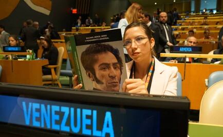 Con libro sobre Bolívar, diplomática de Venezuela ignora a Trump en la ONU